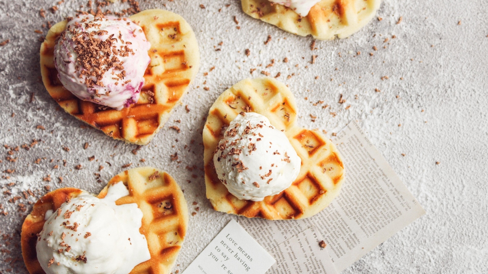 Сладкие вафли с шариками мороженого