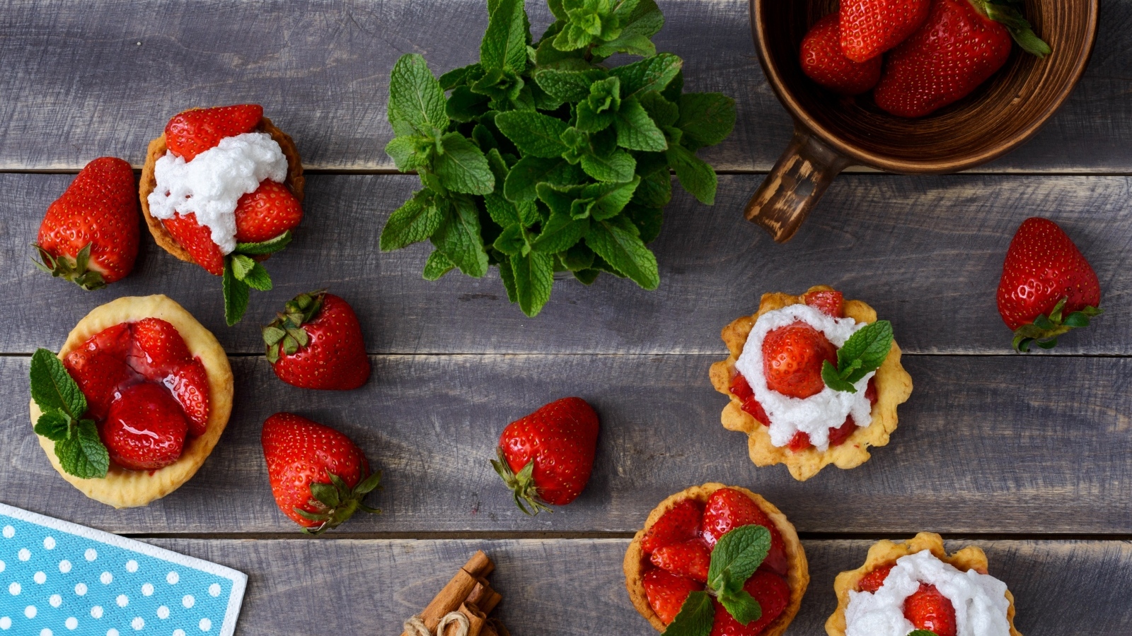 Тарталетки с кремом, ягодами клубники  и мятой