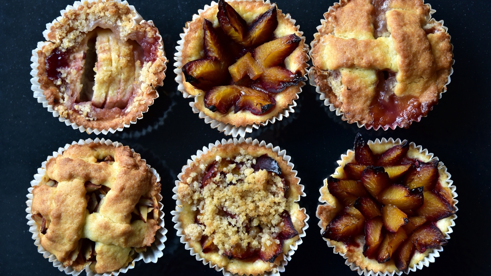 Тарталетки с фруктами на столе