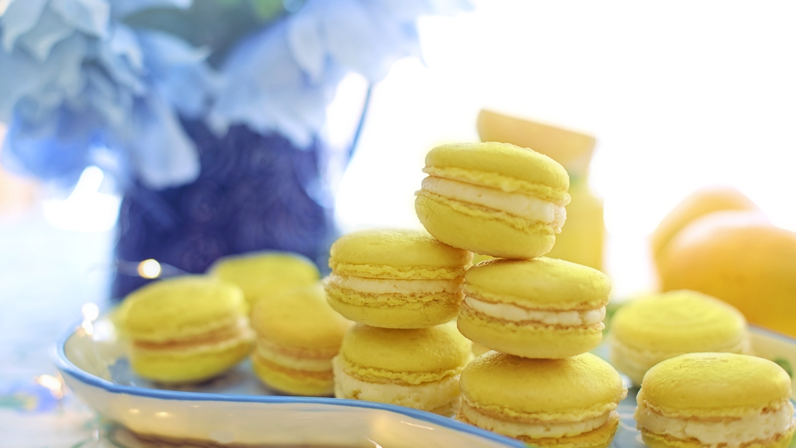 Желтый десерт макарун с кремом