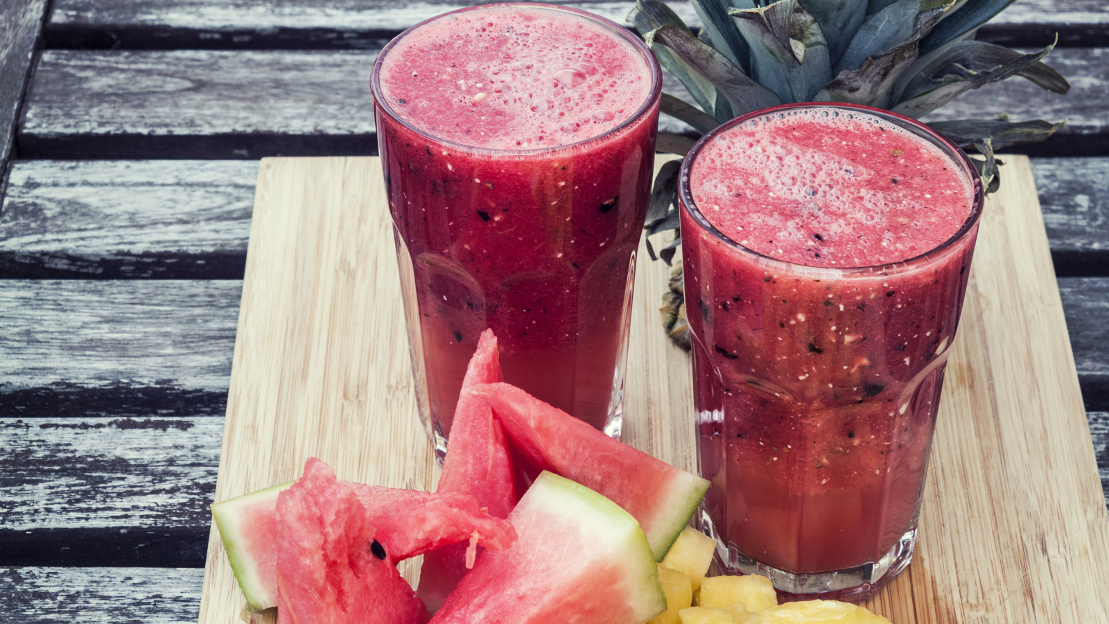 Коктейль на столе с кусочками арбуза и ананаса