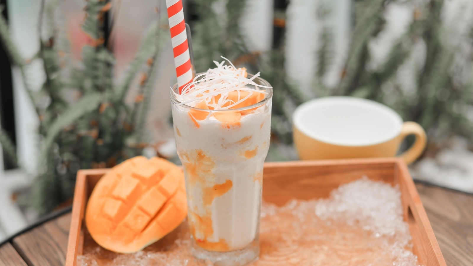 Коктейль с манго в стакане на столе