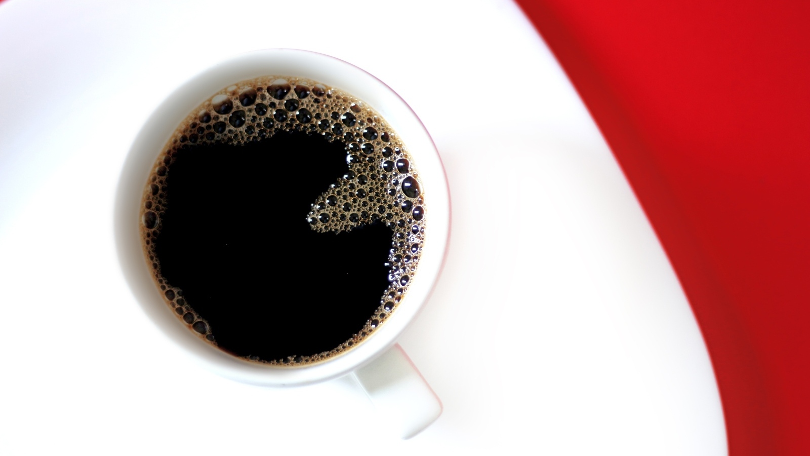 Чашка горячего черного кофе на столе 