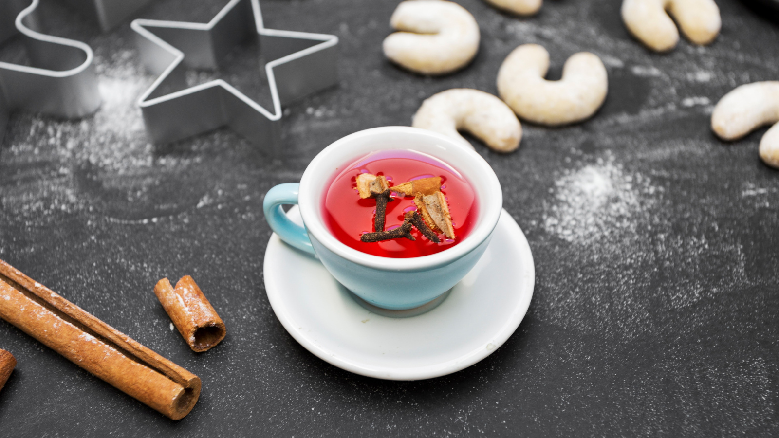 Чашка красного чая на столе с печеньем
