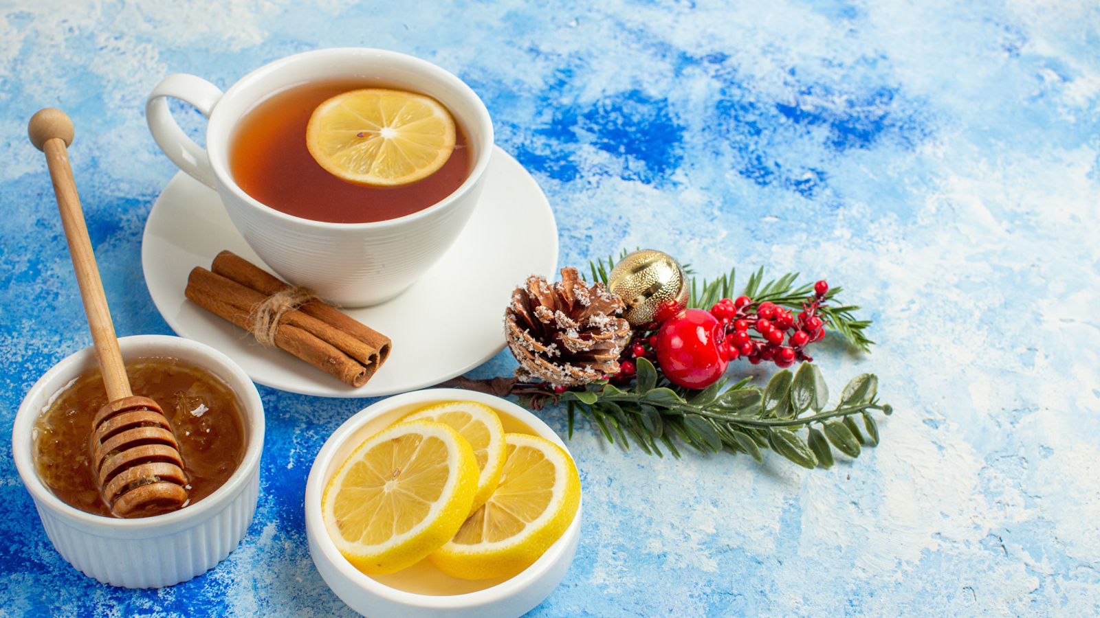 Чашка чая на столе с лимоном и медом