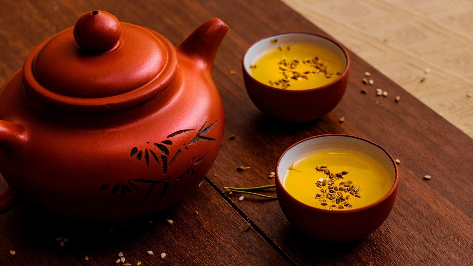 Зеленый чай с зернами на столе