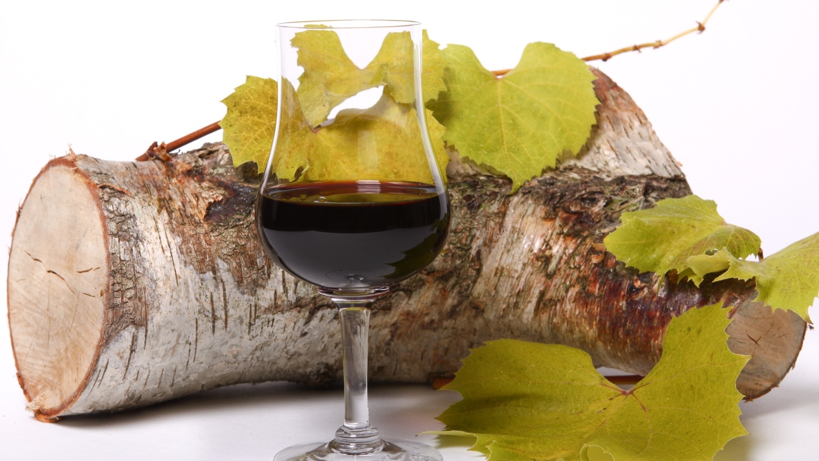 Бокал красного вида с бревном на белом фоне