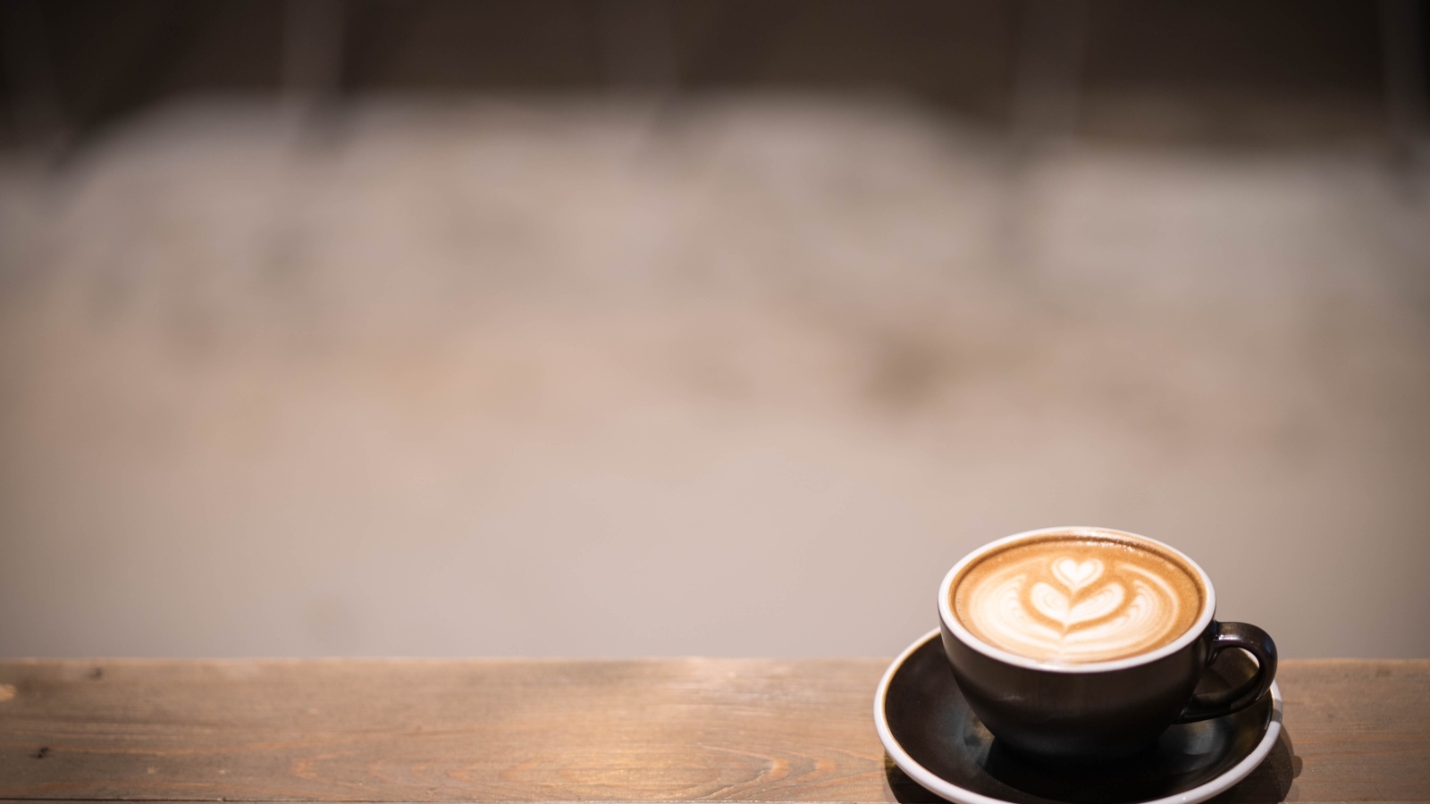 Маленькая чашка кофе на деревянном столе