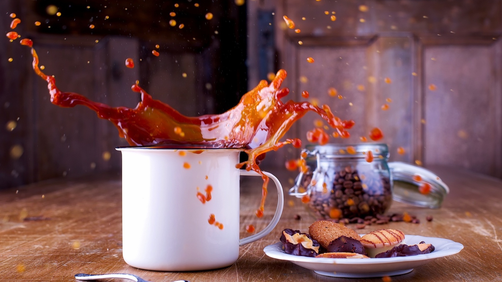 Брызги кофе на столе с печеньем