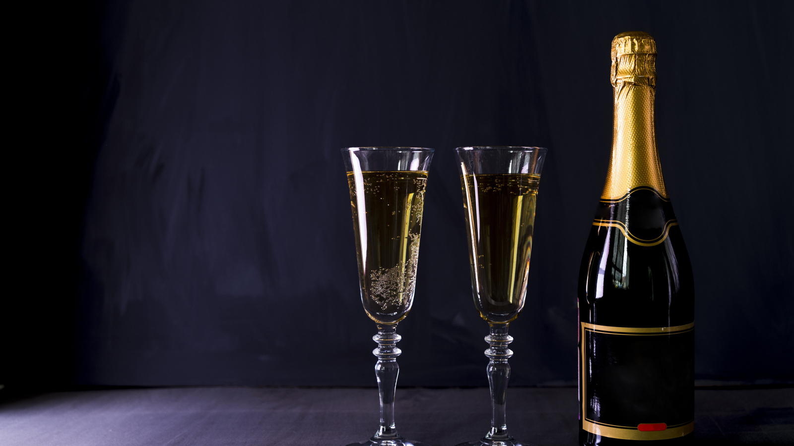 Два бокала и бутылка шампанского
