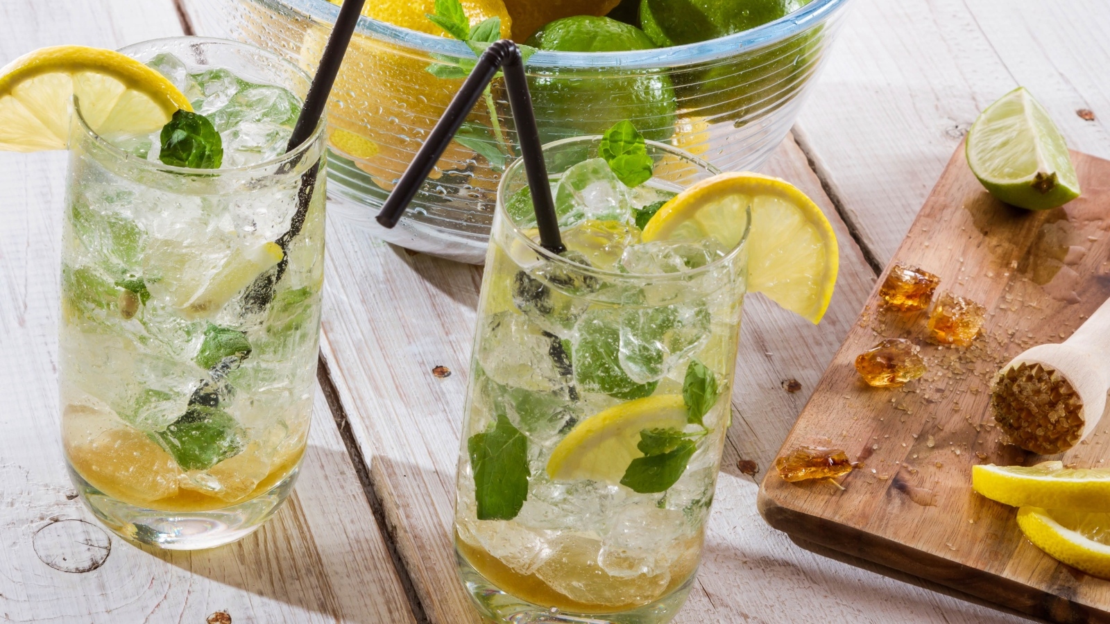 Два стакана мохито с кусочками лайма и льдом