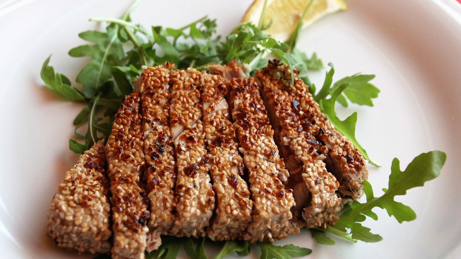 Кусок мяса с листьями рукколы 