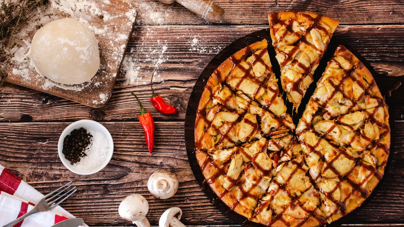 Пицца с грибами на столе с шампиньонами