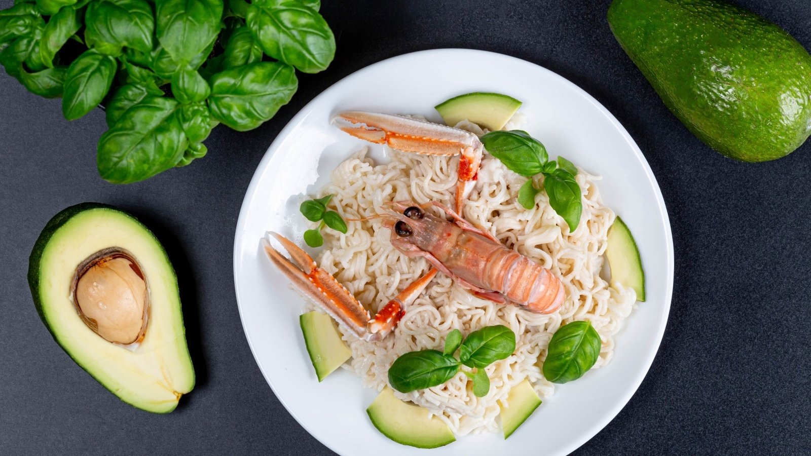 Омар с вермишелью, авокадо и листьями базилика