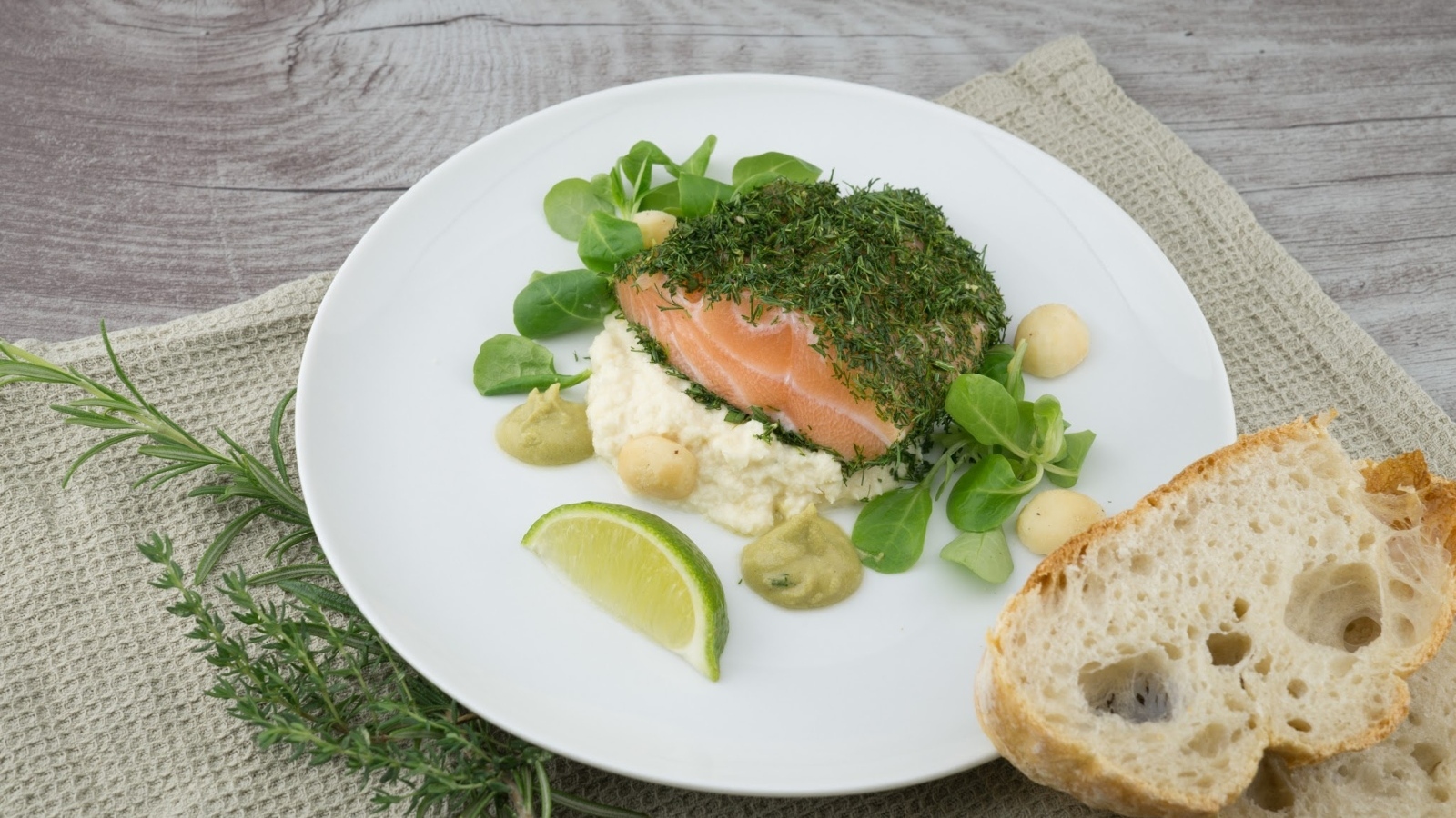 Кусок рыбы с зеленью на столе с хлебом