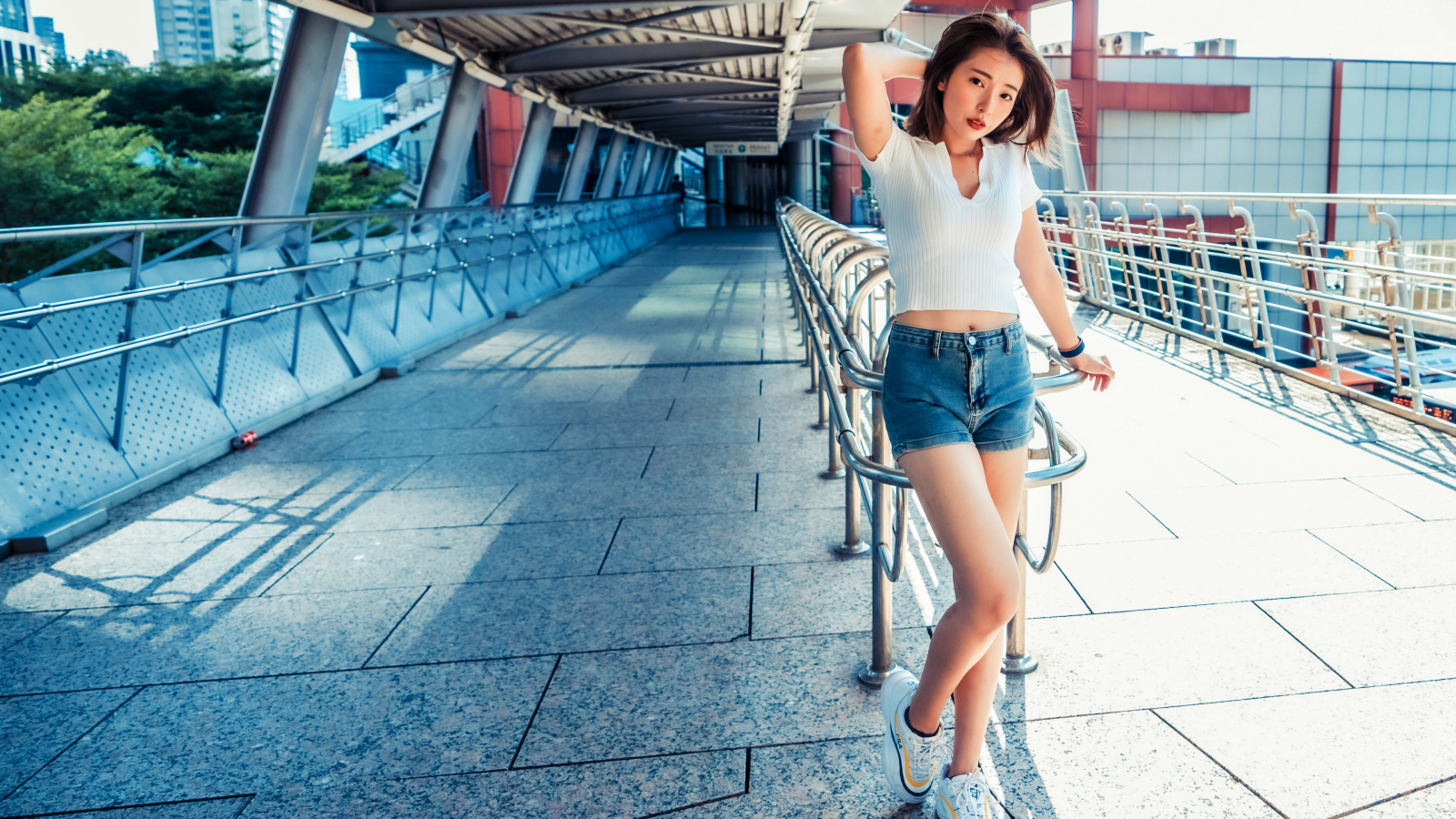 Спортивная азиатка в коротких шортах 