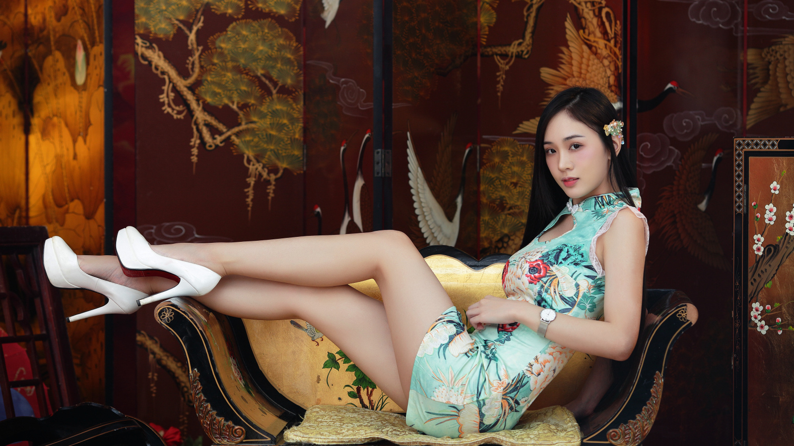 Красивая девушка азиатка лежит на диване