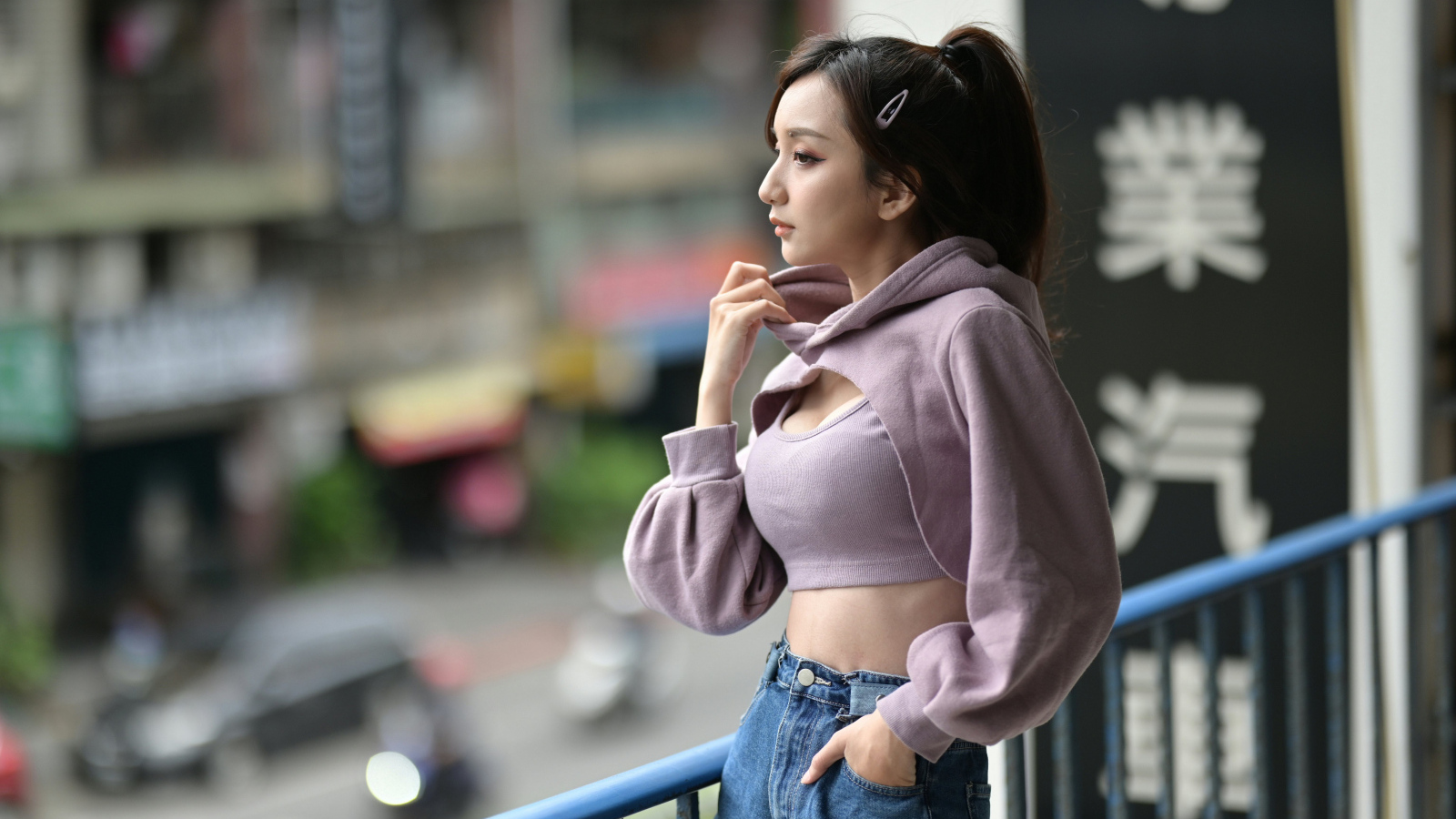 Красивая азиатка с грустным лицом