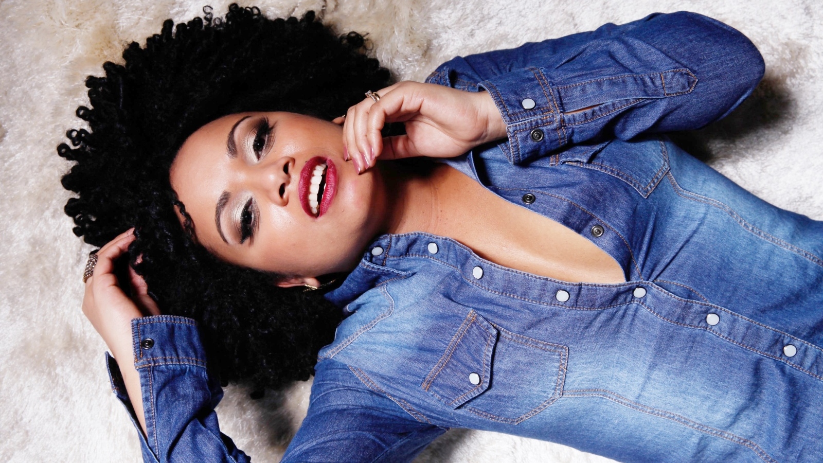 Красивая темнокожая девушка в джинсовой куртке