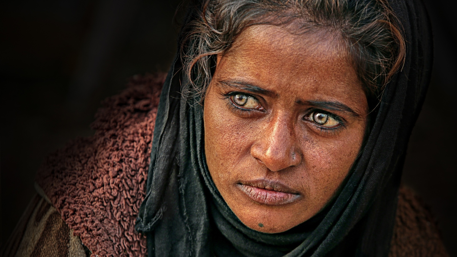 Красивые глаза темнокожей женщины