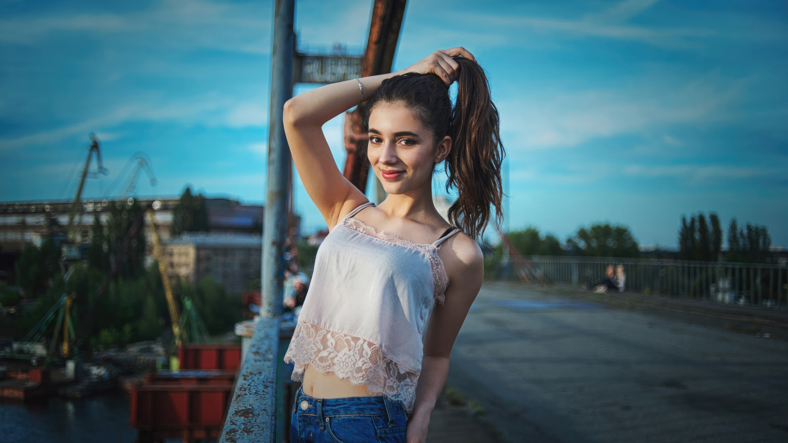 Красивая девушка держит волосы рукой