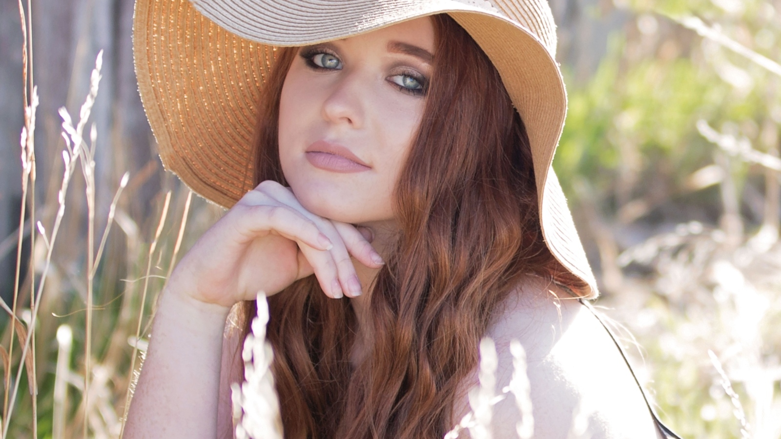Красивая девушка в большой шляпе 
