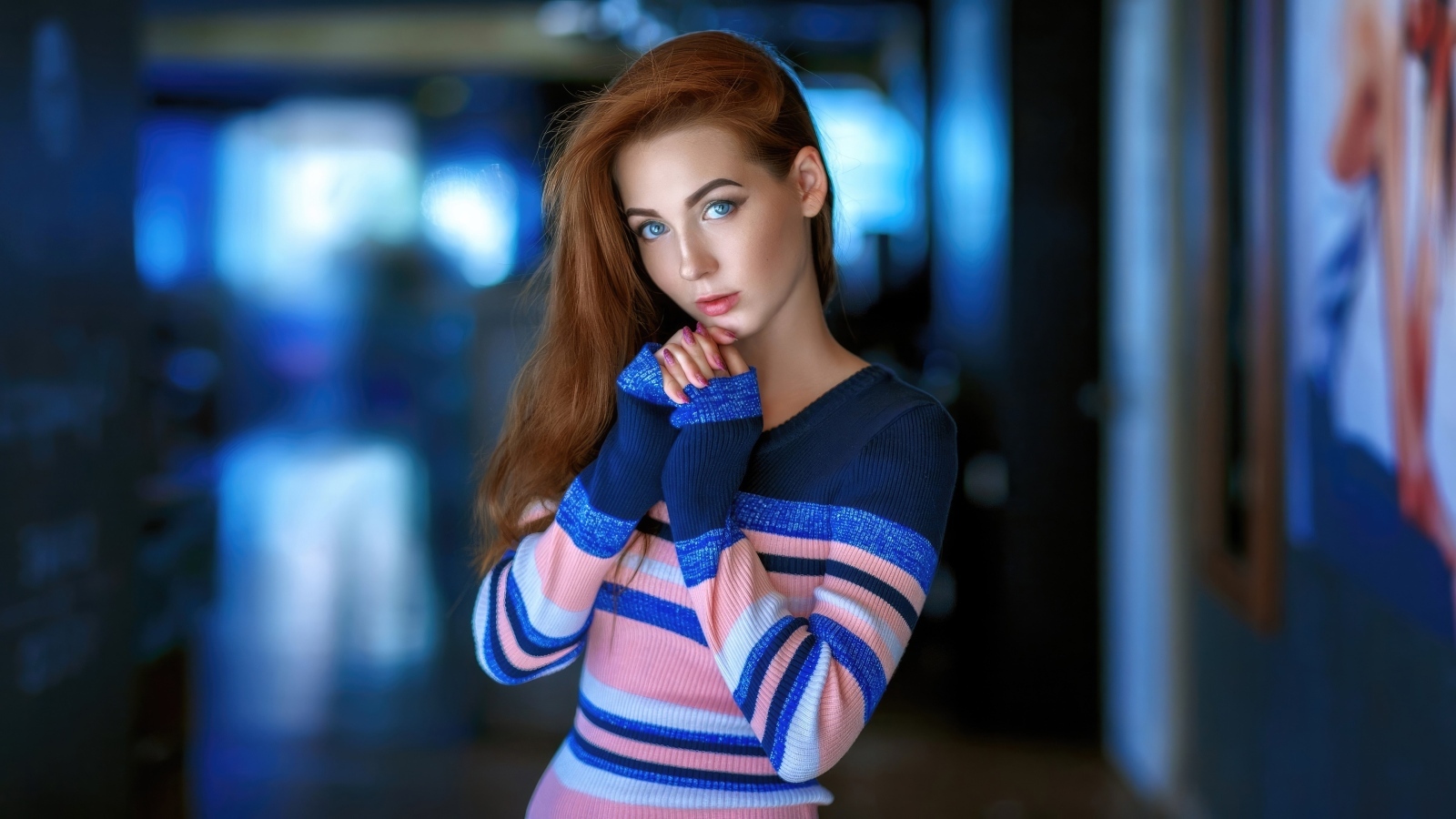 Красивая девушка с голубыми глазами в свитере