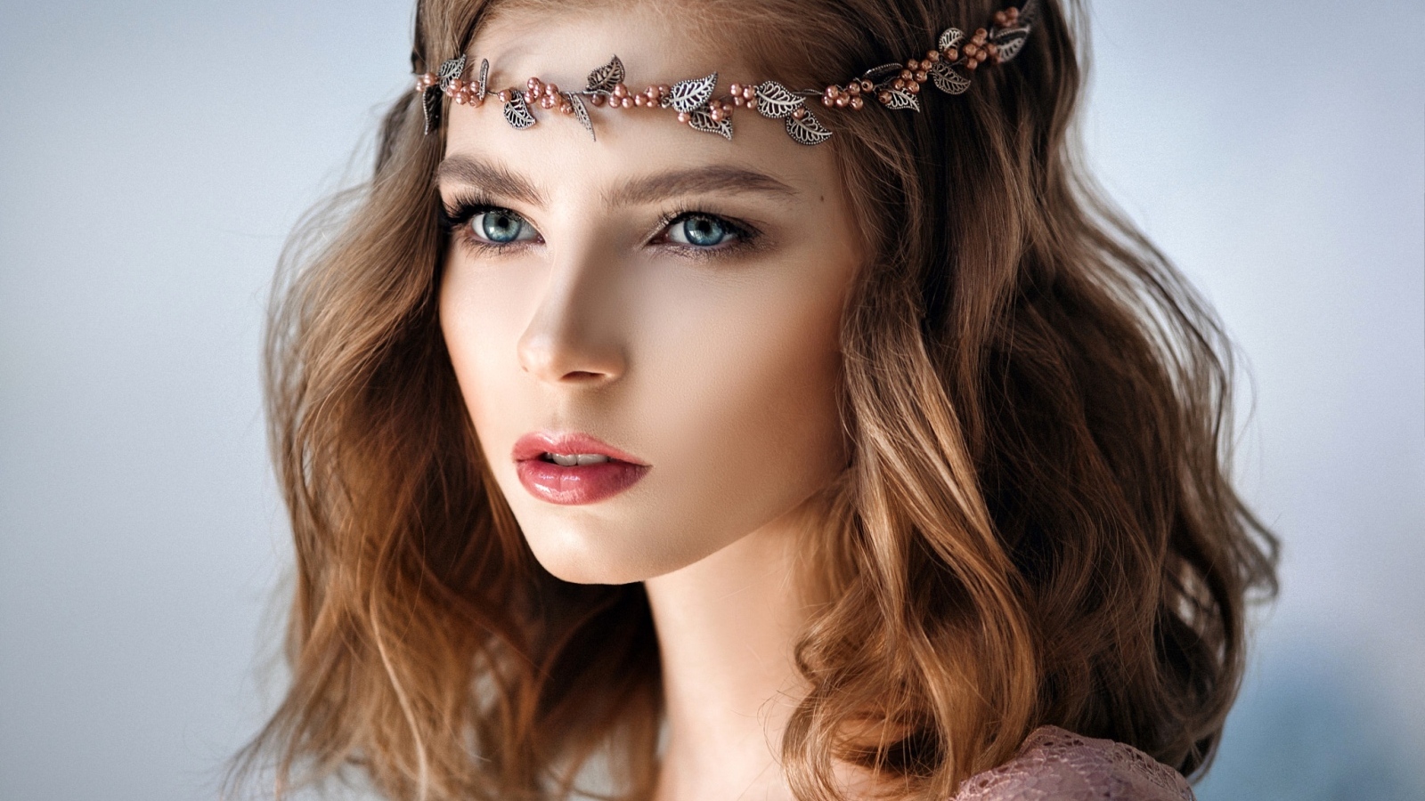 Красивая девушка с украшением на голове