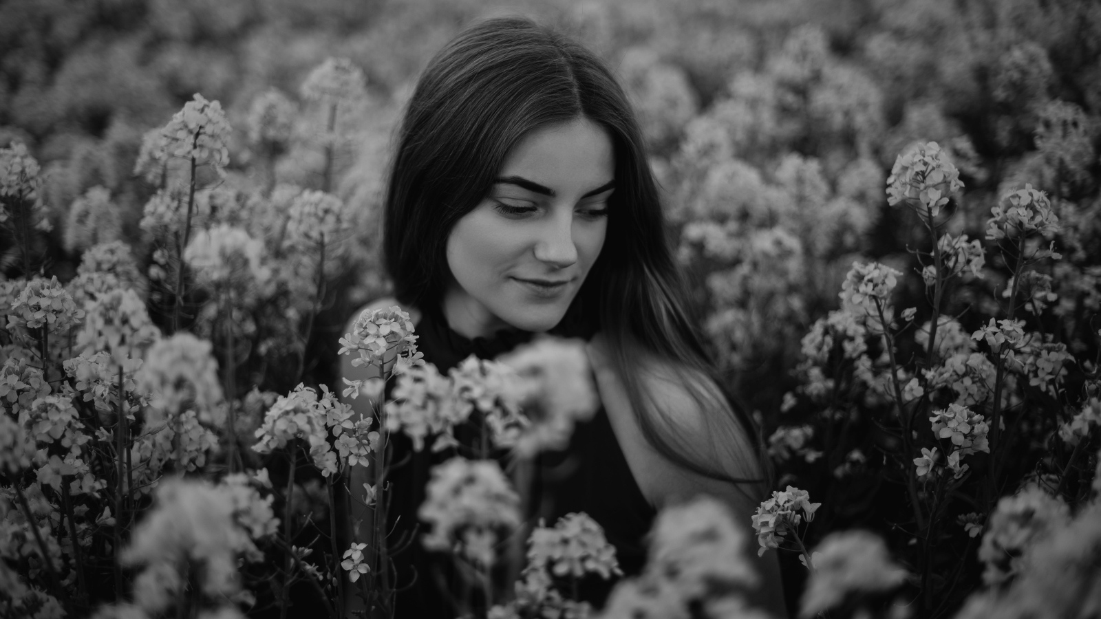 Черно-белое фото девушки в цветах