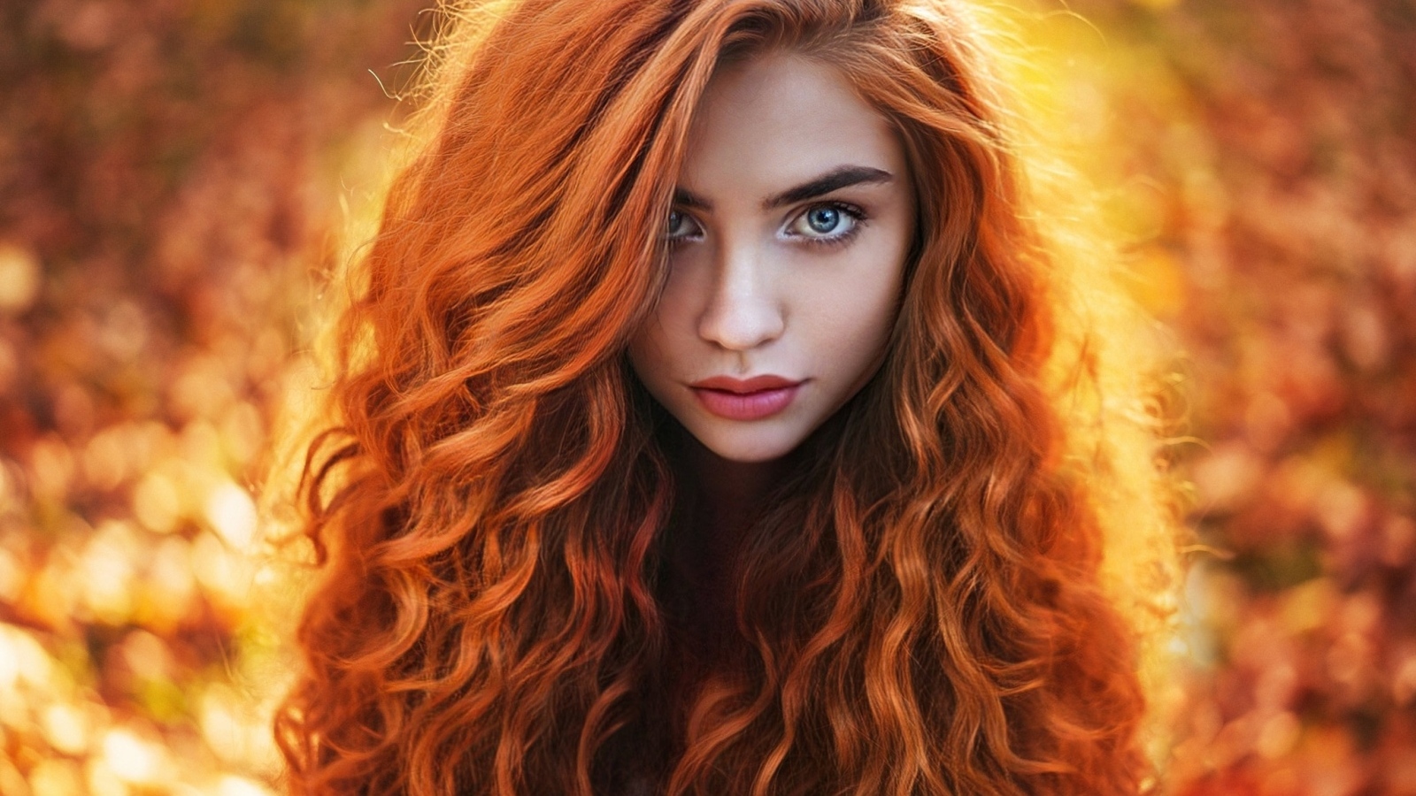 Ярка девушка с длинными рыжими волосами