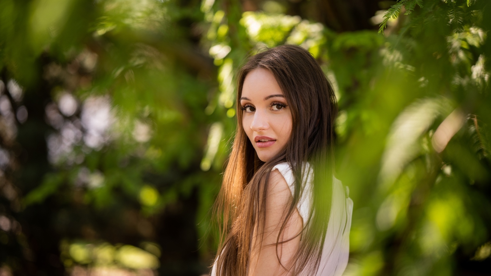 Кареглазая девушка брюнетка в зарослях