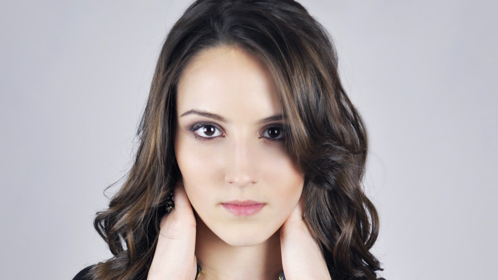 Кареглазая девушка на сером фоне