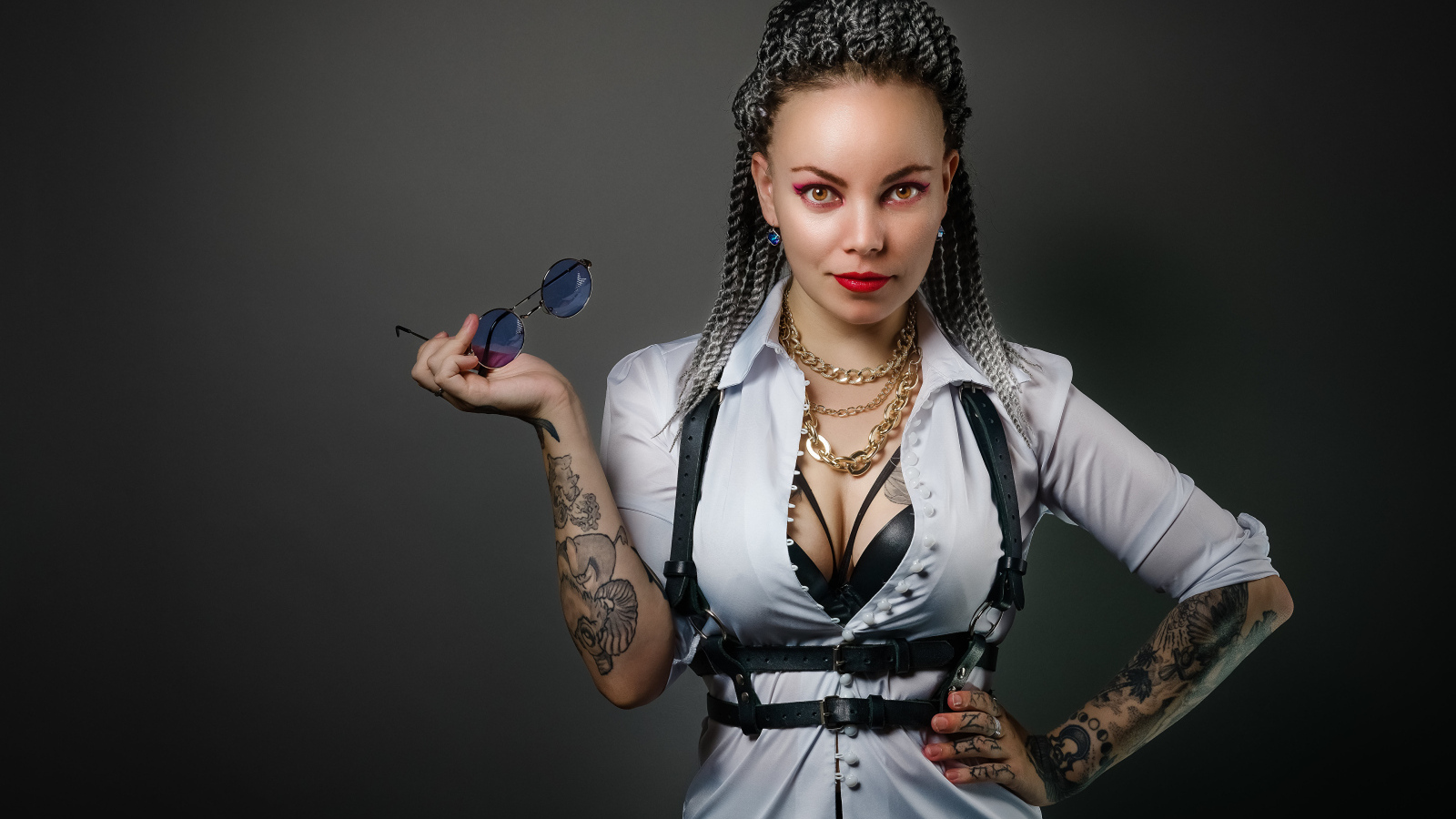 Брутальная девушка с татуировками на теле 