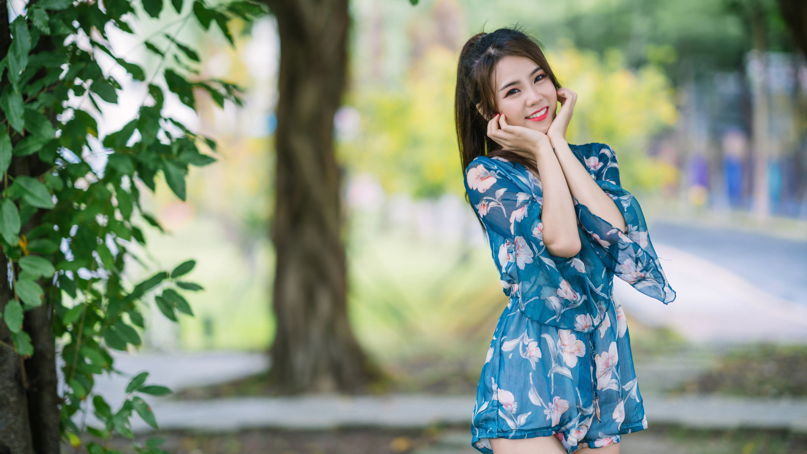 Милая девушка азиатка в комбинезоне