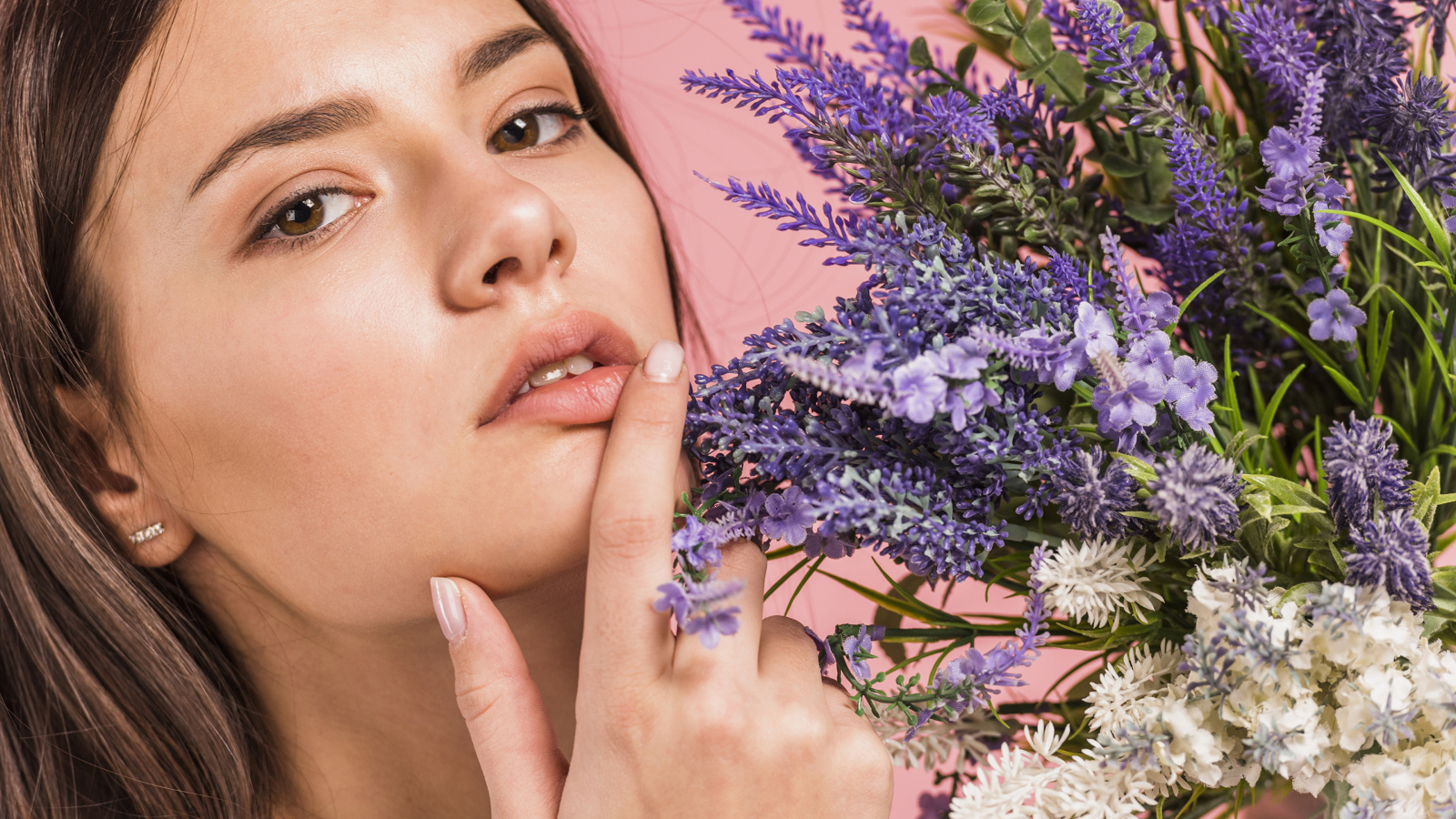 Милая молодая девушка с букетом полевых цветов