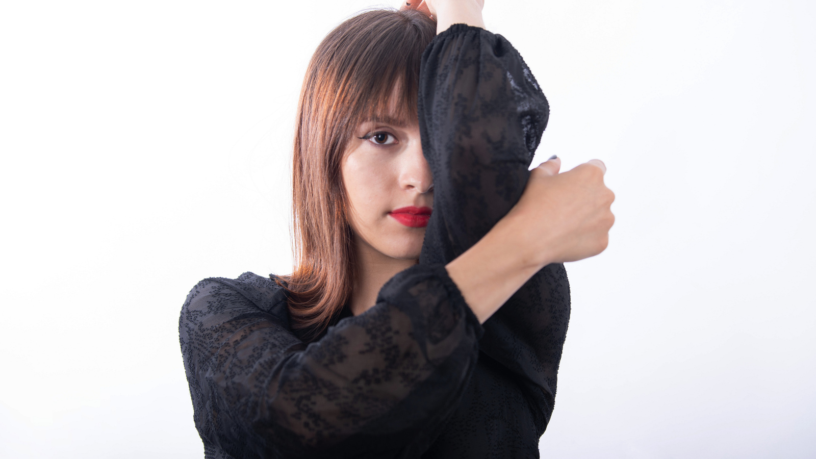 Девушка в черной блузке на белом фоне