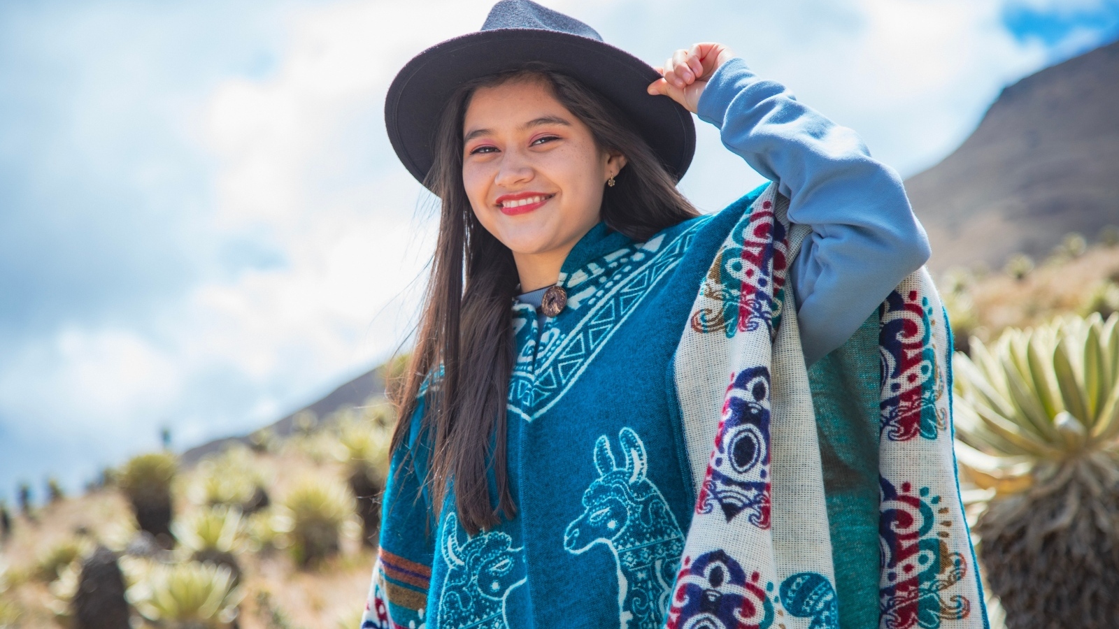 Девушка в ковбойской шляпе и пончо