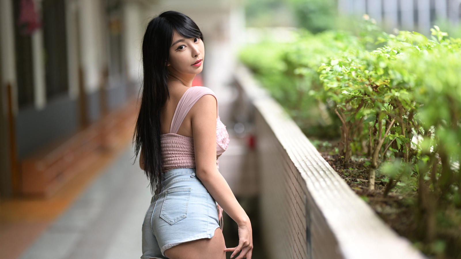 Девушка в коротких джинсовых шортах