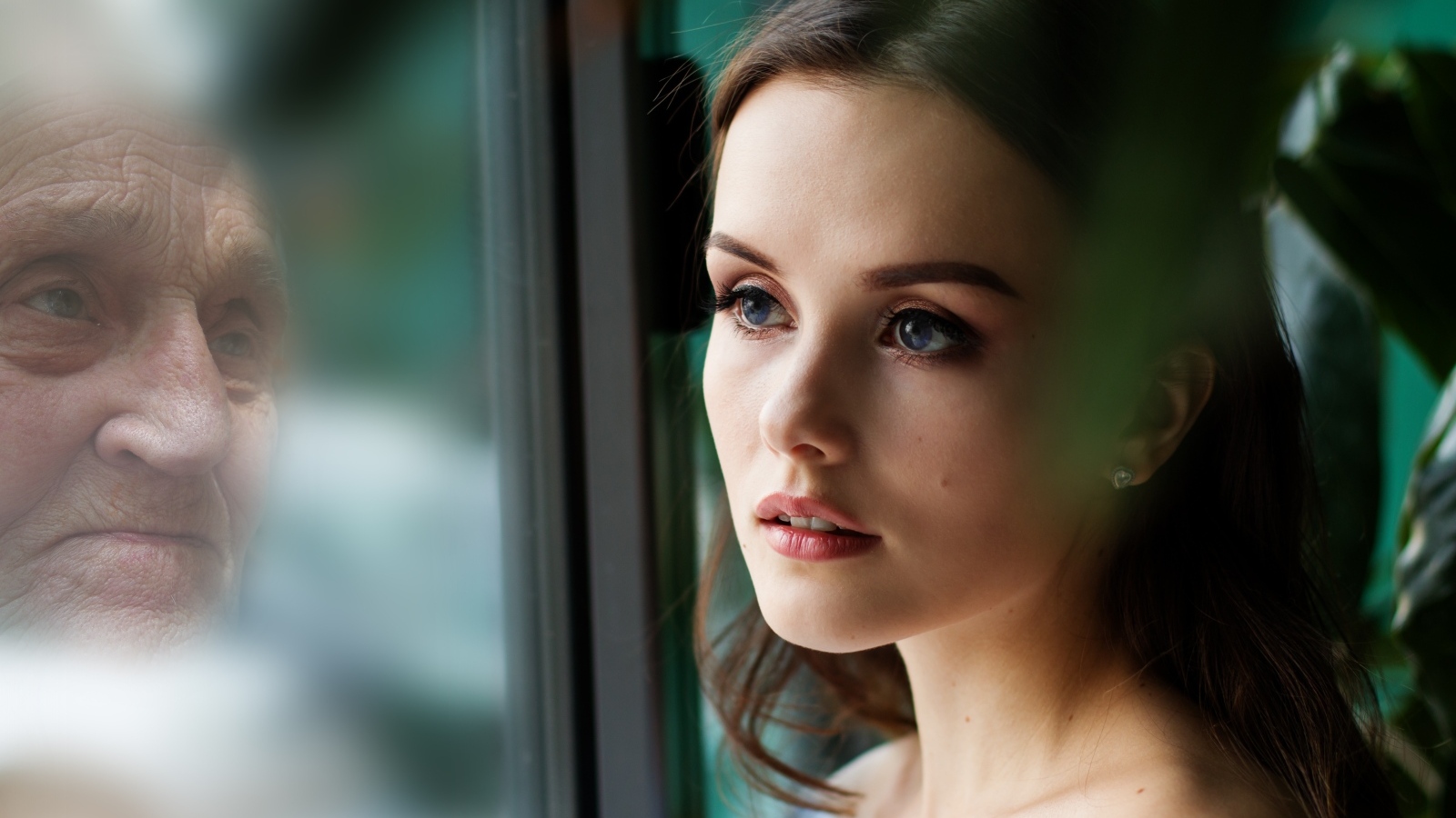 Девушка смотрит на свое отражение в старости