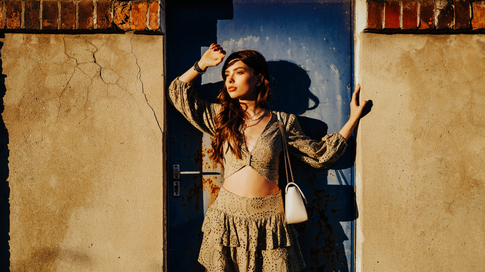 Девушка модель стоит у двери