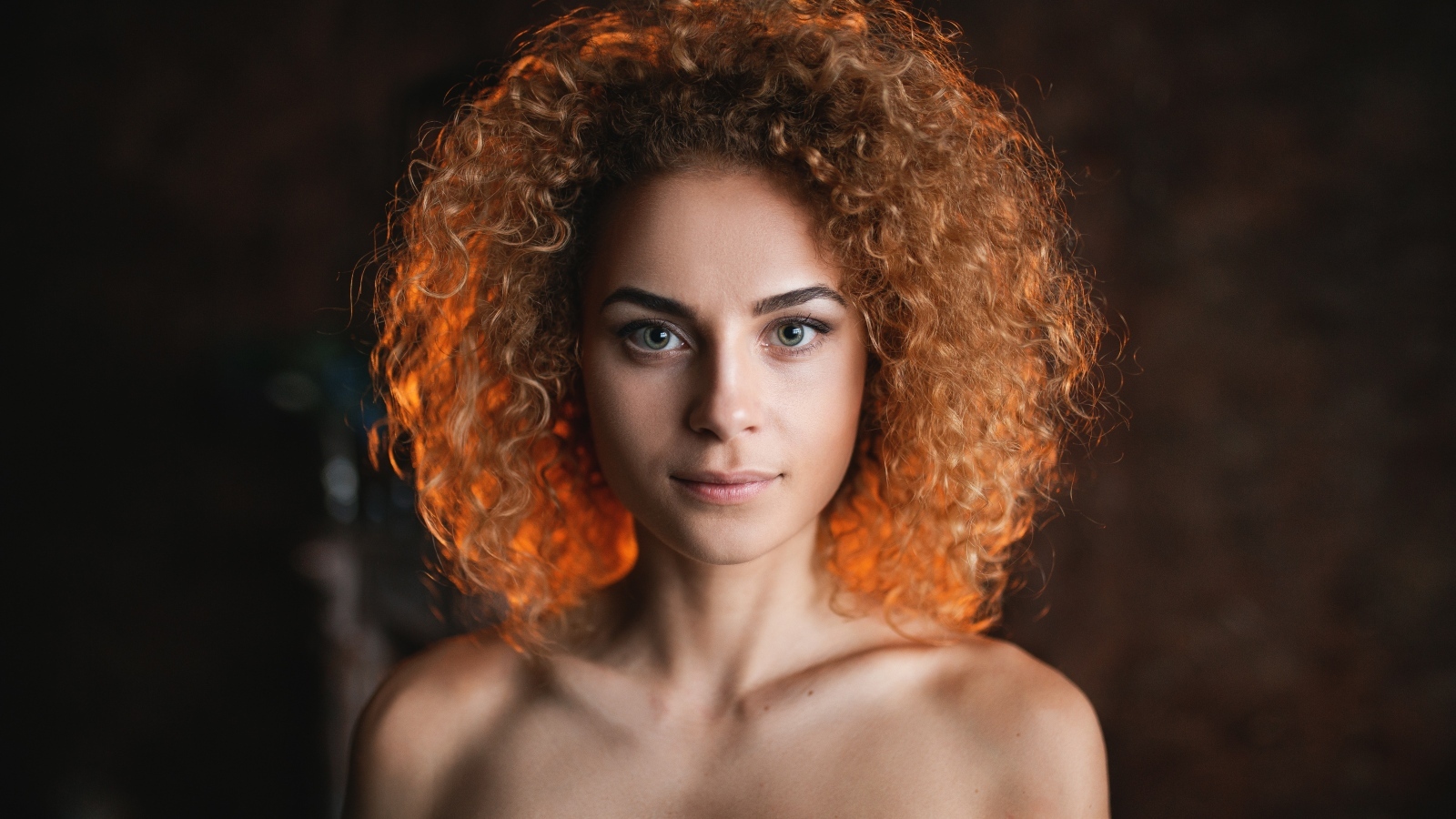 Девушка модель с кудрявыми волосами