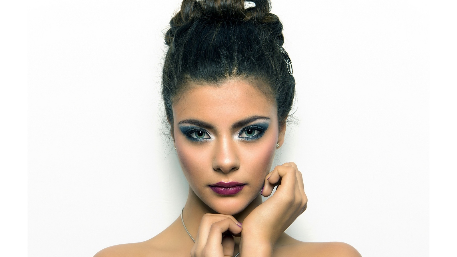 Девушка с красивой прической и макияжем
