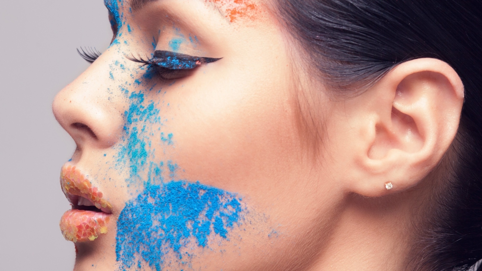 Девушка с голубой краской на лице