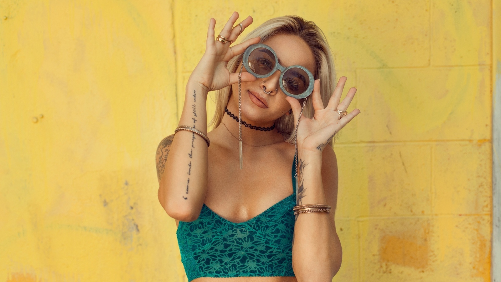 Девушка в очках на желтом фоне