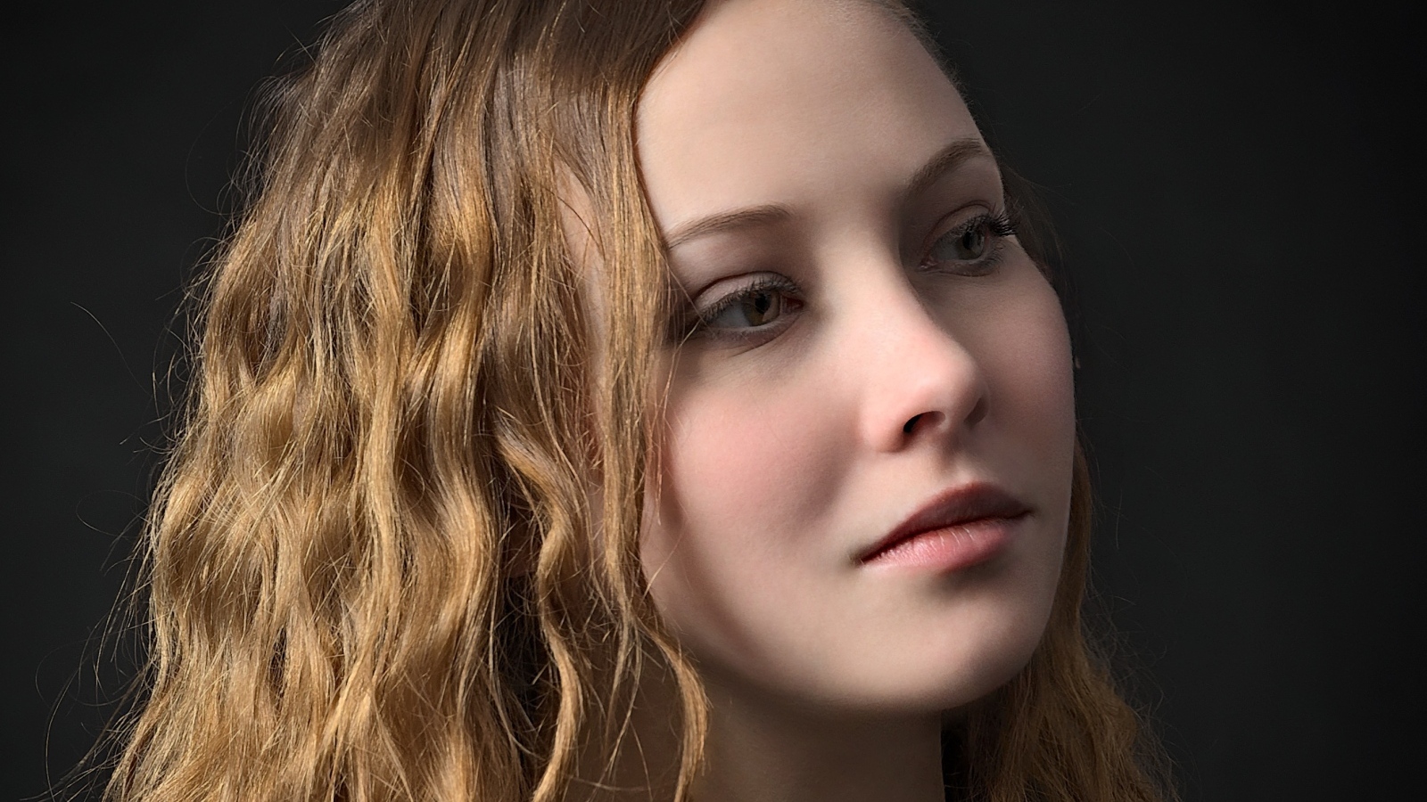 Длинноволосая кареглазая девушка на черном фоне