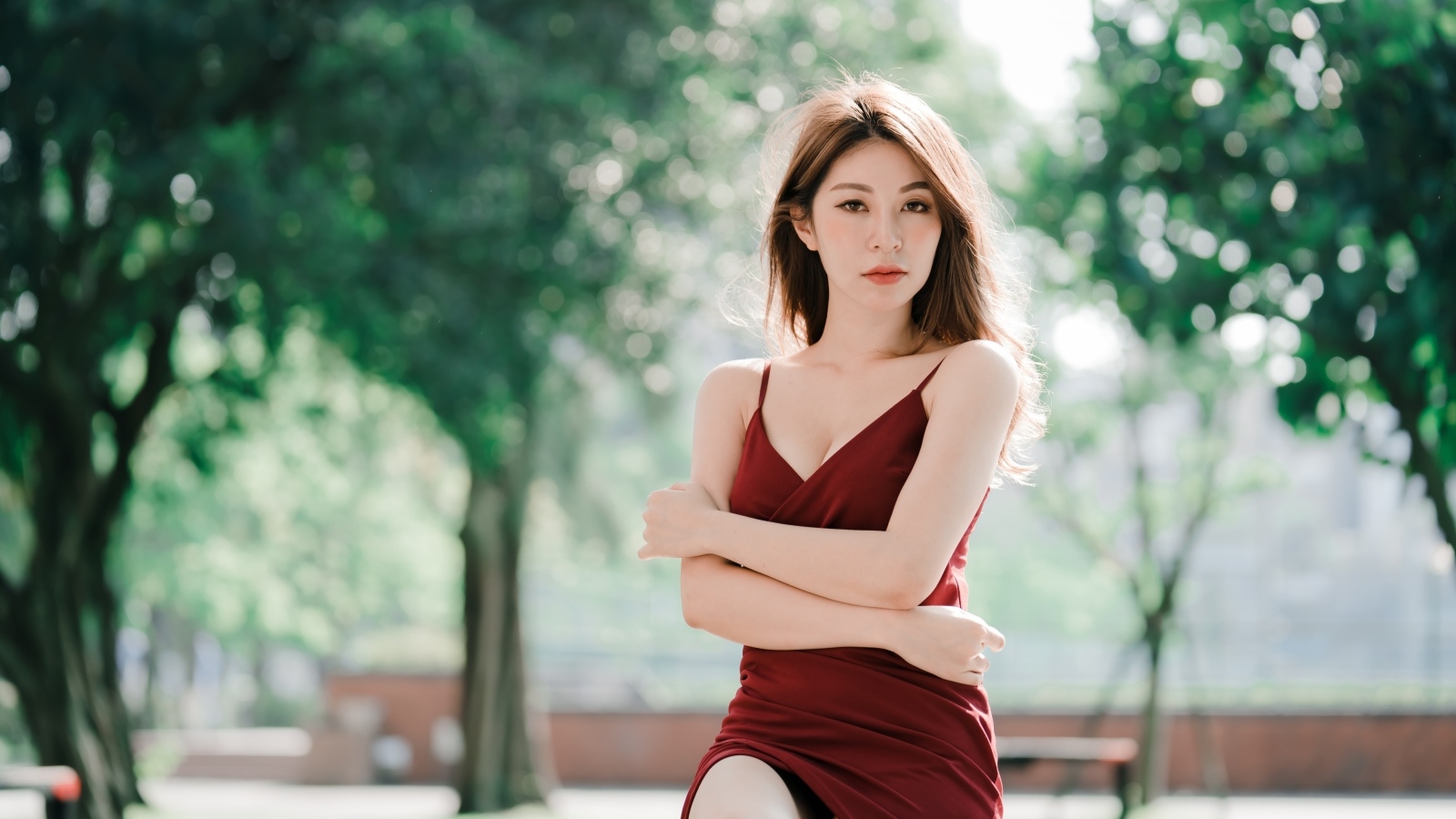 Серьезная девушка азиатка в красном платье