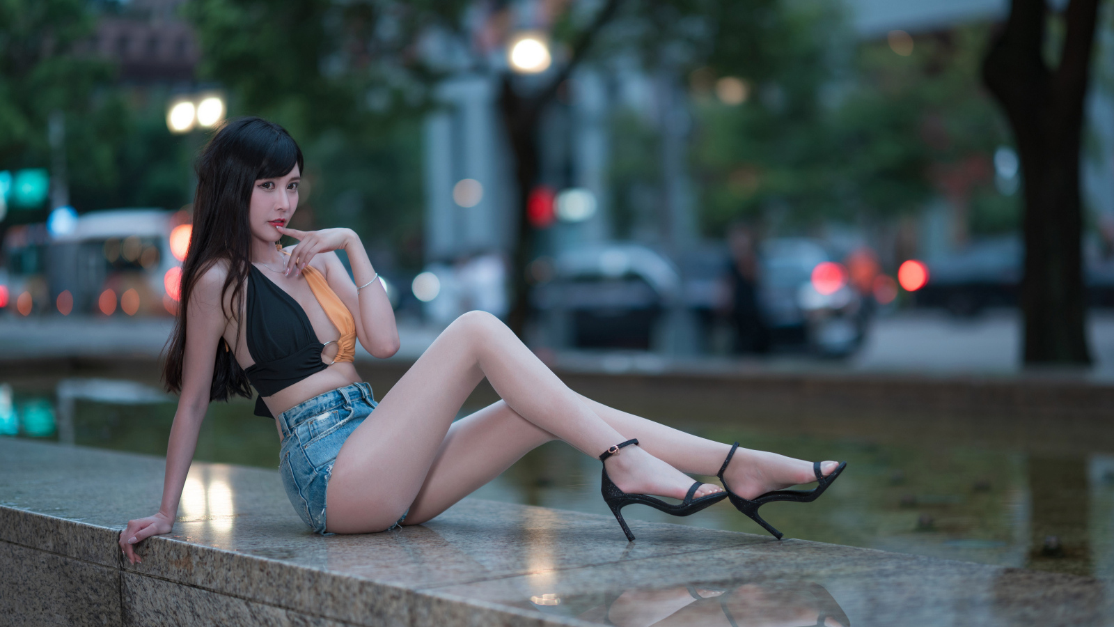 Сексуальная девушка азиатка с длинными ногами