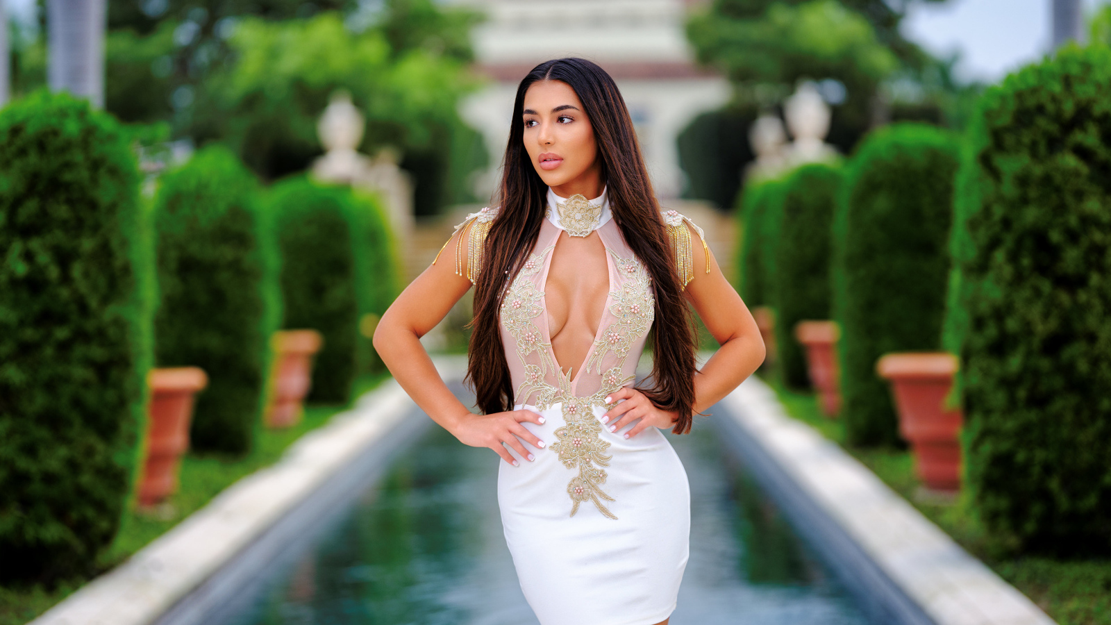 Стройная девушка в коротком платье