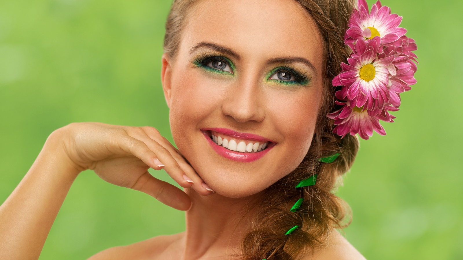 Улыбающаяся девушка с цветами в волосах