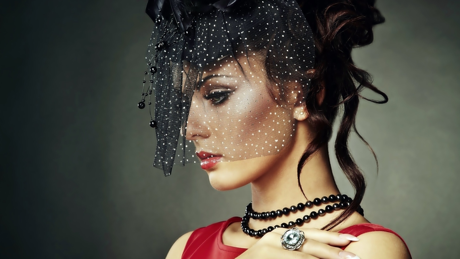 Девушка закрыла лицо черной вуалью 